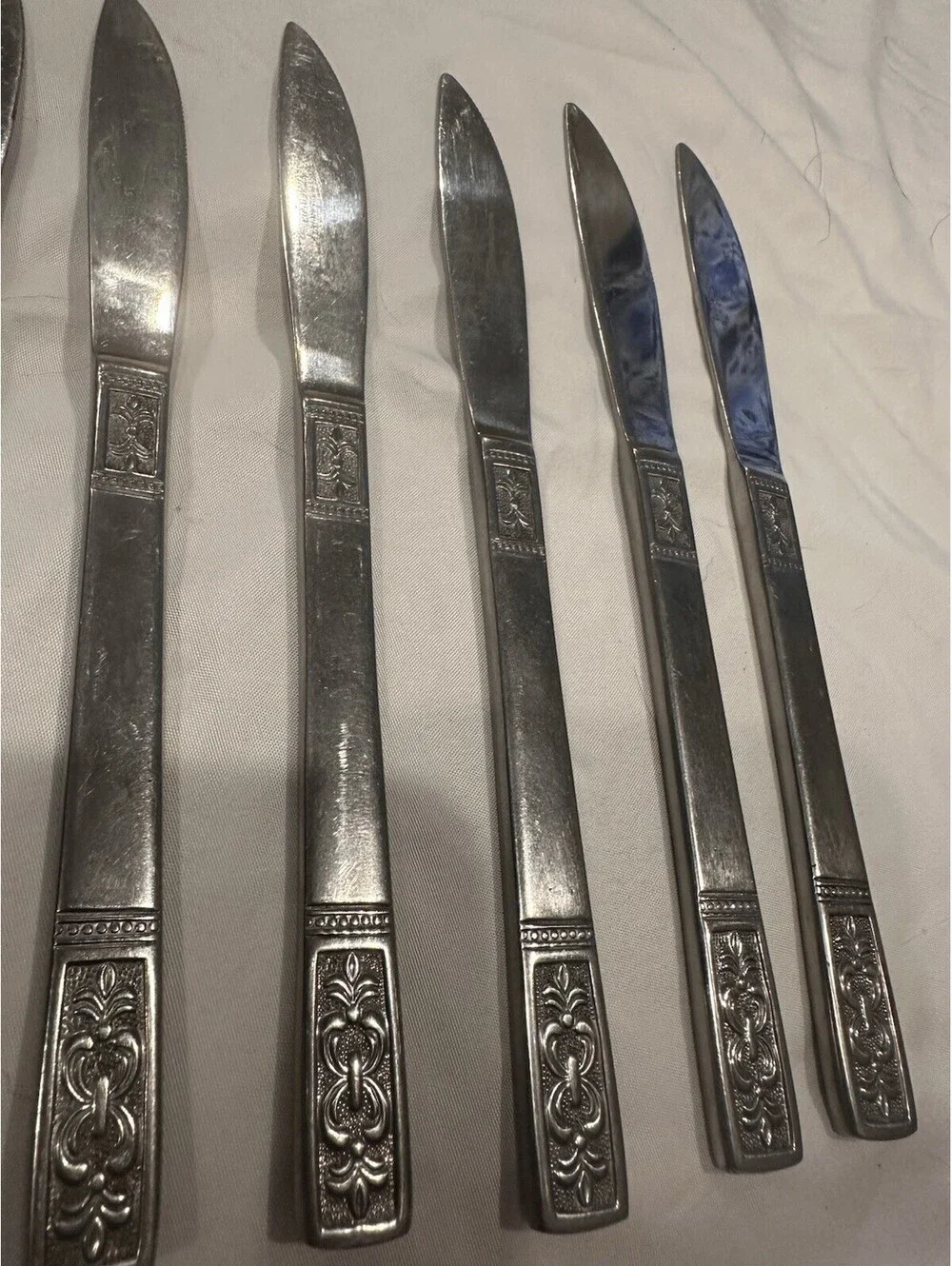 Customcraft Fleur de Lis Dinner Knives 8-1/8